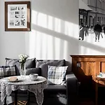 アパート Folk Art & Krupowki 25 ザコパネ